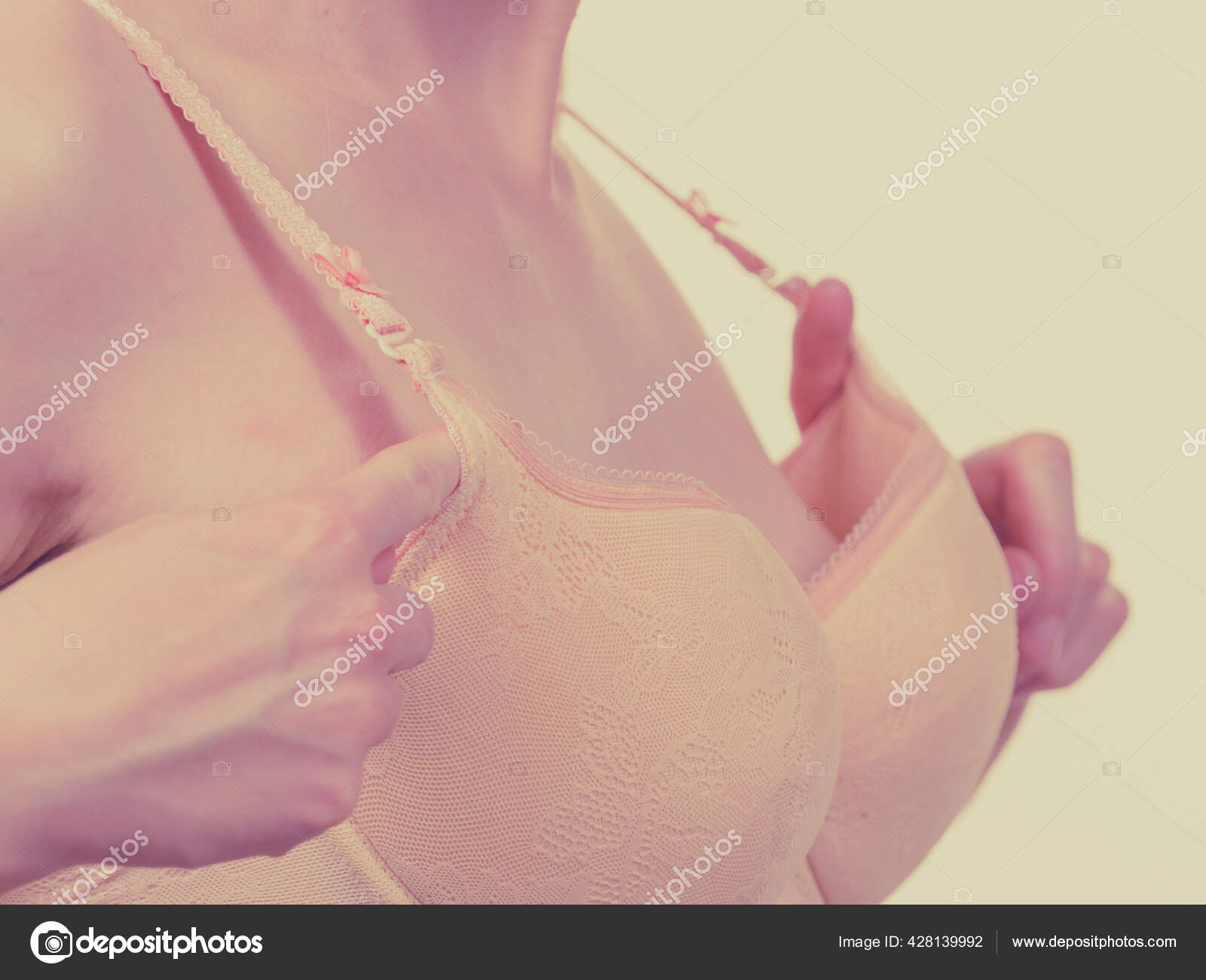 Junge Frau Kleine Brüste Tragen Großen Weibliche Brüste Falsche Größe -  Stockfotografie: lizenzfreie Fotos © Voyagerix 428139992