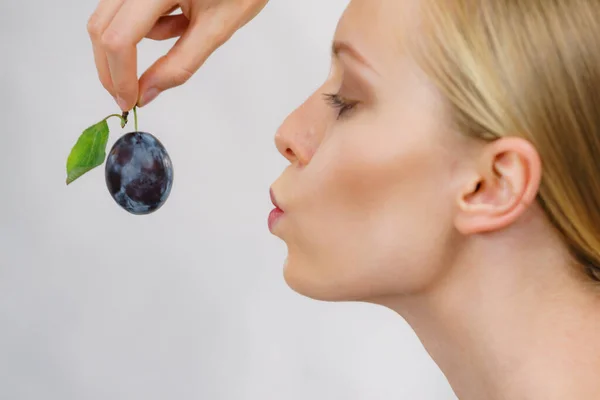 Ragazza Con Una Sola Prugna Blu Frutta Stagione Sana Alimentazione — Foto Stock