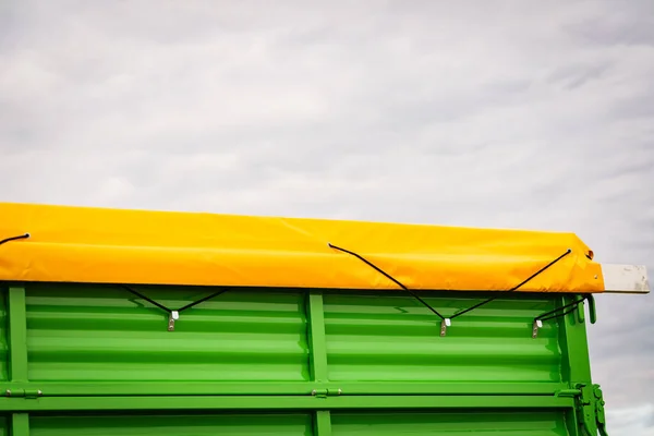 用绳子拴在拖车上的黄色防水油布 — 图库照片