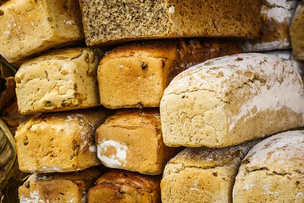 Många Rustika Bakade Traditionella Bröd Limpor Marknaden Stall Utomhus — Stockfoto