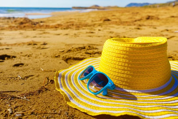 夏天和假日 在海滨休息 沙滩上的蓝色太阳镜和黄色草帽 — 图库照片
