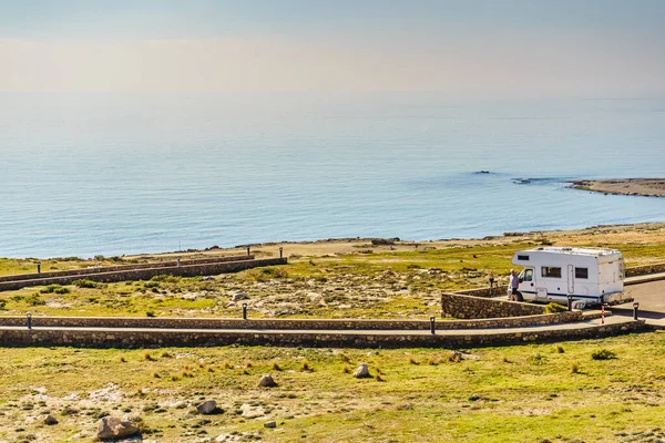 Erkek Turist Kampçıyla Seyahat Ediyor Karavan Spanya Nın Akdeniz Kıyısında — Stok fotoğraf