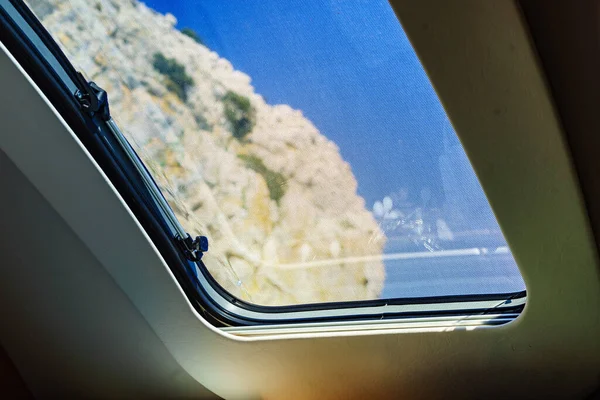 Blick Von Innen Auf Die Bergnatur Durch Schiebedach Paneelfenster Auf — Stockfoto