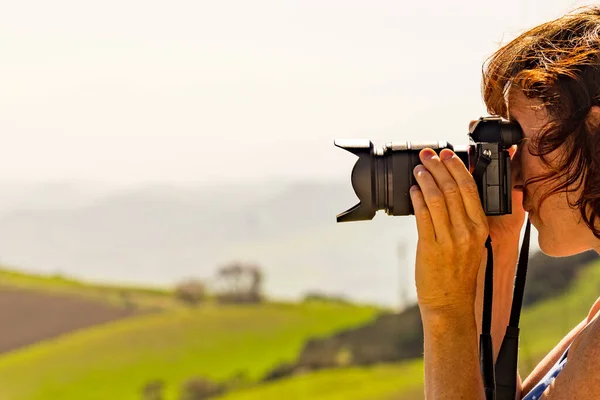 Turist Mogen Kvinna Rese Bild Från Berg Kulle Landskap Spanien — Stockfoto