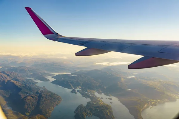 Utsikt Från Ett Flygplan Till Jetvinge Och Norska Fjordar Landskap — Stockfoto