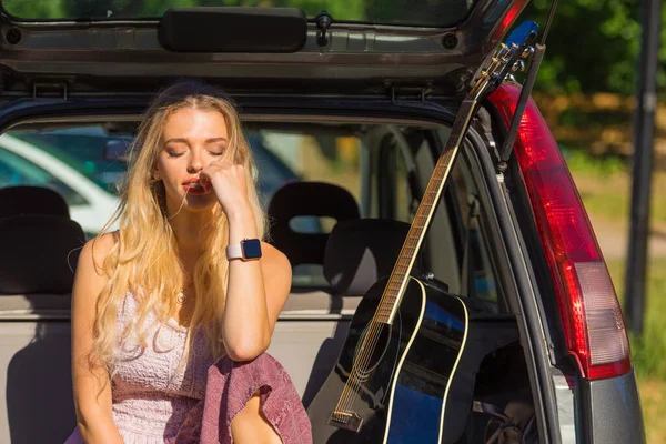 Uzun Etekli Hippi Görünümlü Bir Kadın Minibüs Karavanında Gitar Ile — Stok fotoğraf