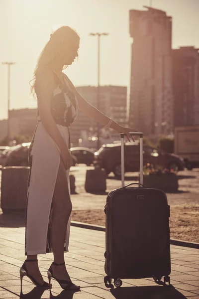 Модная Женщина Приезжает Новый Город Красивая Модель Держащая Чемодан Колесах — стоковое фото