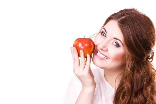 Mulher Segurando Fruta Maçã Vermelha Mão Perto Rosto Sorrindo Isolado — Fotografia de Stock