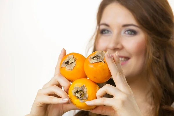 Mulher Segurando Caqui Kaki Frutas Nas Mãos Alimentação Saudável Ajuda — Fotografia de Stock