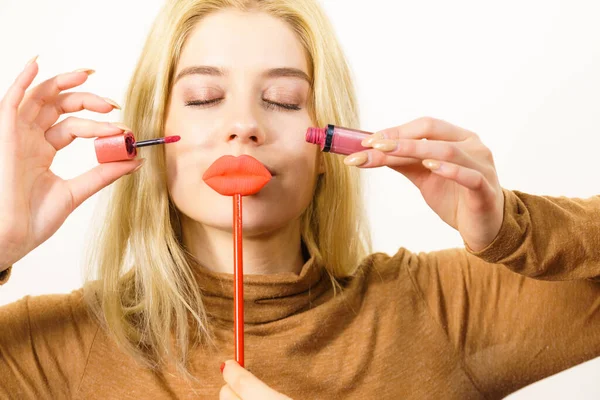 Junge Erwachsene Frau Die Lippenstift Oder Lipgloss Aufträgt Und Sich — Stockfoto