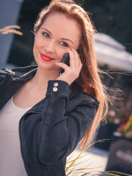 Casual Modern Young Woman Using Smartphone Outdoor Talking Somebody Fashionable — Stock Photo, Image