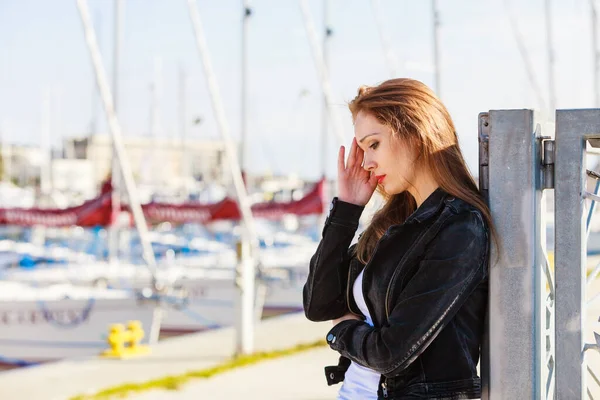 Traurige Unglückliche Junge Frau Die Allein Stadthafen Spazieren Geht Psychische — Stockfoto