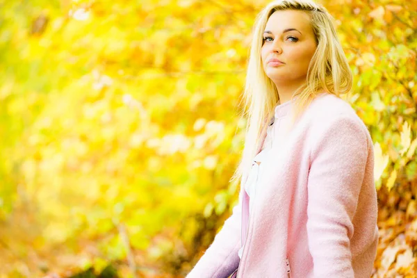 Blonde Traurige Frau Bei Sonnigem Tag Herbstlichen Park — Stockfoto