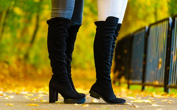 Twee Onherkenbare Vrouwen Met Lange Zwarte Knie Hoge Laarzen Jeans — Stockfoto