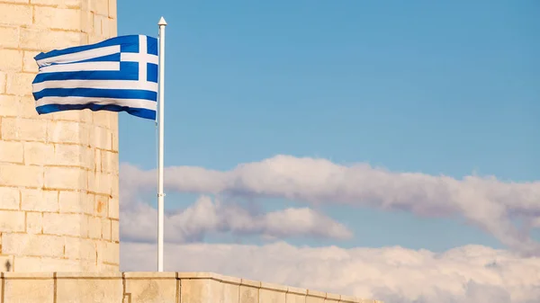 Bandera Griega Faro Cerca Gythio Contra Cielo Azul Laconia Peloponeso —  Fotos de Stock