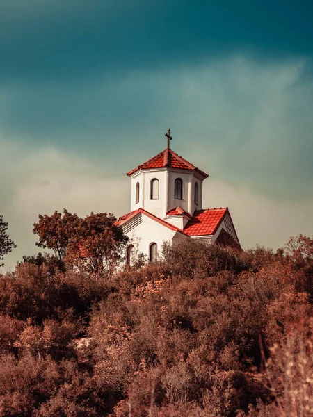 Kostelní Kaplička Kopci Modrá Obloha Bouřkovými Mraky Makedonská Republika — Stock fotografie