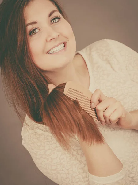 Haircare Conceito Penteado Manhã Mulher Feliz Escovando Seu Longo Cabelo — Fotografia de Stock