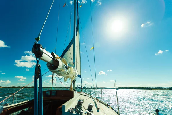 Segling Segelbåt Soligt Sommarväder Lugnt Blått Havsvatten Sportig Transport Conept — Stockfoto