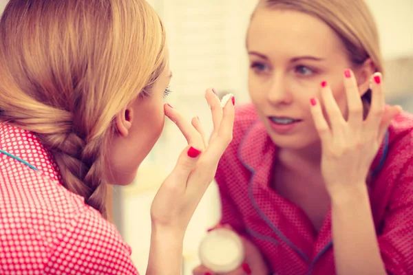 Giovane Donna Bionda Che Applica Crema Idratante Pelle Sul Viso — Foto Stock