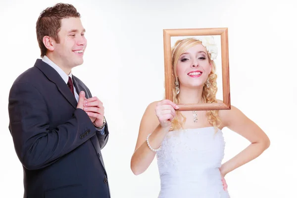 Hochzeitstag Negatives Beziehungskonzept Bräutigam Und Braut Posieren Mit Leerem Fotorahmen — Stockfoto