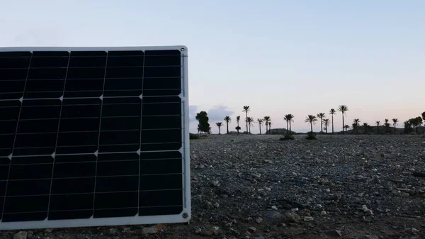 Słoneczne Panele Fotowoltaiczne Ładujące Baterie Zewnątrz Koncepcja Energii Odnawialnej — Zdjęcie stockowe