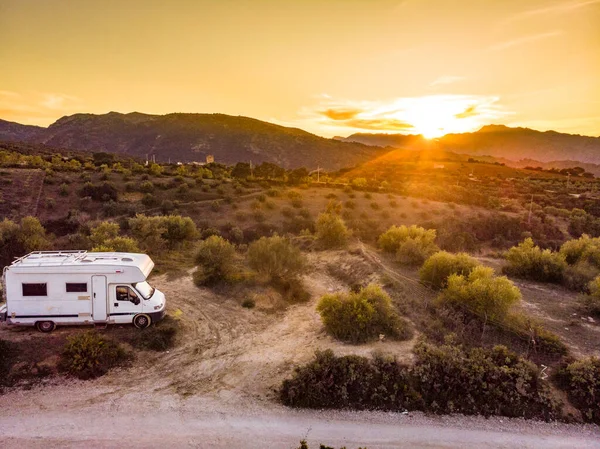 Camperwagen Aan Kant Van Weg Spaanse Bergen Bij Zonsondergang Reizen — Stockfoto