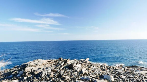 Helder Blauw Zeewater Met Stenen Rotsachtige Kust Spaanse Kust Natuur — Stockfoto