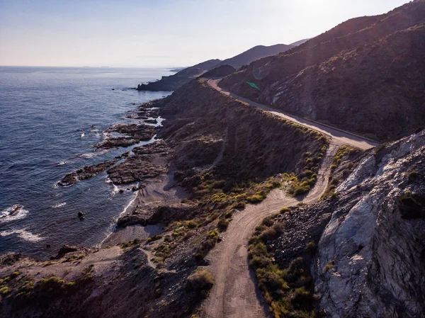 空中风景 沿着西班牙岩石海岸的道路 安达卢西亚东部 阿尔梅利亚 比利亚鲁西亚的地中海地区 — 图库照片