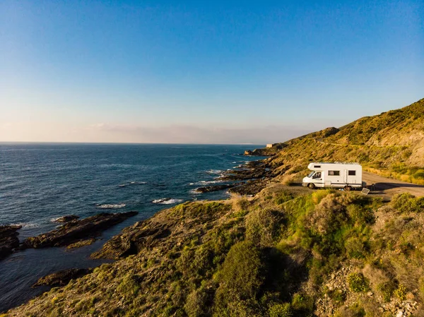 Costa Rochosa Espanhola Com Carro Campista Acampando Costa Mar Penhasco — Fotografia de Stock