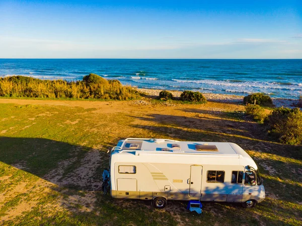 Küstenlandschaft Mit Wohnwagen Wildes Zelten Strand Spaniens Mittelmeerküste Urlaub Reisen — Stockfoto