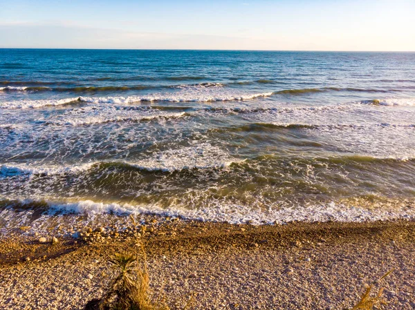 Praia Costa Mar Com Ondas Dia Ensolarado Verão — Fotografia de Stock