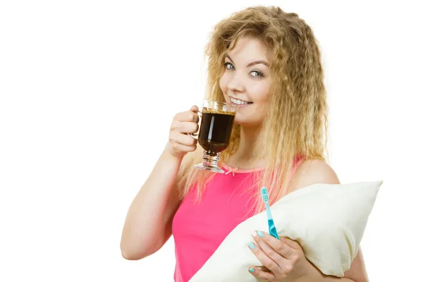 Gelukkige Vrouw Met Tandenborstel Koffie Gaat Haar Tanden Poetsen Warme — Stockfoto