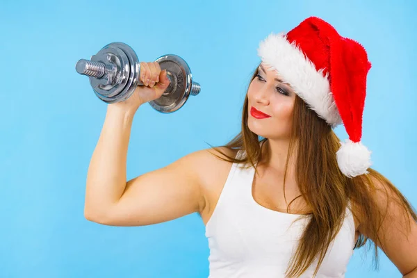 Yeni Yıl Fitness Kas Çözünürlüğü Noel Baba Şapkalı Kadın Dambıl — Stok fotoğraf