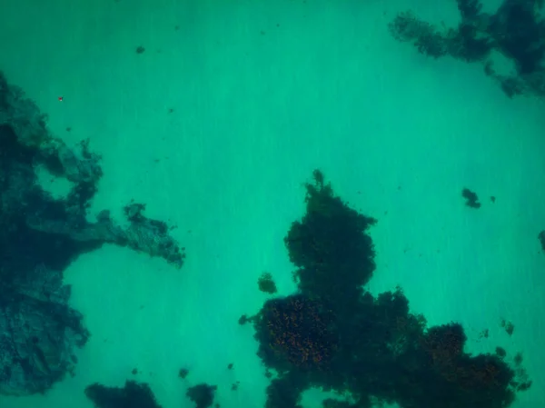 Aerial Top View Turquoise Sea Water Surface Wit Underwater Rocks — Stock Photo, Image