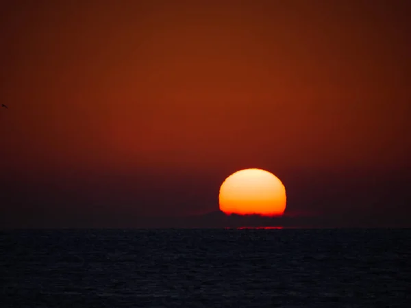 Ξημέρωσε Πάνω Από Θάλασσα Ήλιος Ανατέλλει Πάνω Από Ορίζοντα — Φωτογραφία Αρχείου