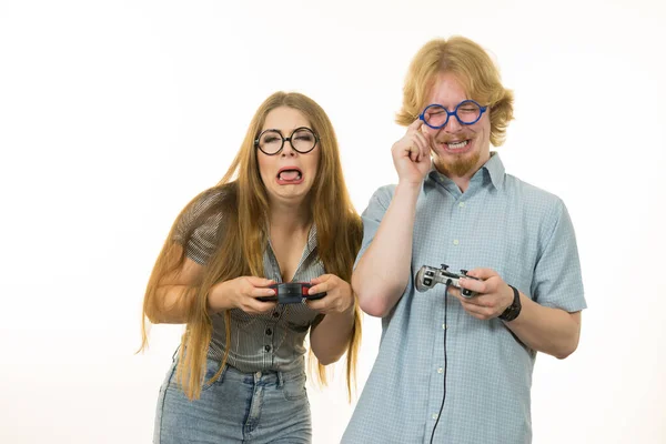 Pareja Triste Después Que Perdieron Videojuego Sosteniendo Almohadillas Joystick Relación — Foto de Stock