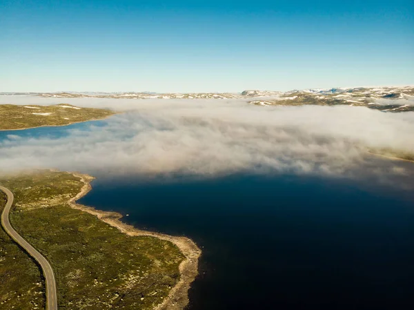 空中展望 道路Hardangervidda山高原を横断し 湖の上に雲 朝の時間 ノルウェーの風景 国の観光客 Hardangerviddaルート — ストック写真