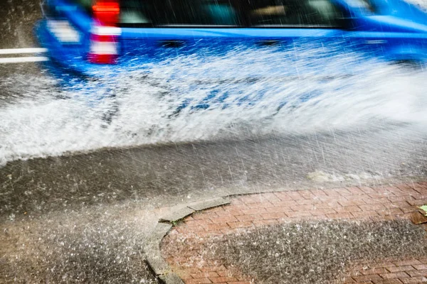 Chuva Cidade Carro Dirigindo Rua Durante Chuva Salpicos Água Derrames — Fotografia de Stock