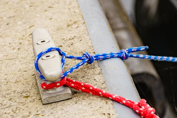 Segelbåt Yacht Detaljerade Delar Närbild Metall Knut Med Blå Linje — Stockfoto