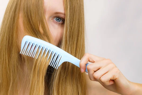 Młoda Kobieta Czesanie Długie Zdrowe Blond Włosy Przy Użyciu Grzebienia — Zdjęcie stockowe