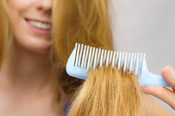 Gelukkig Jong Vrouw Kammen Lang Blond Haar Met Behulp Van — Stockfoto