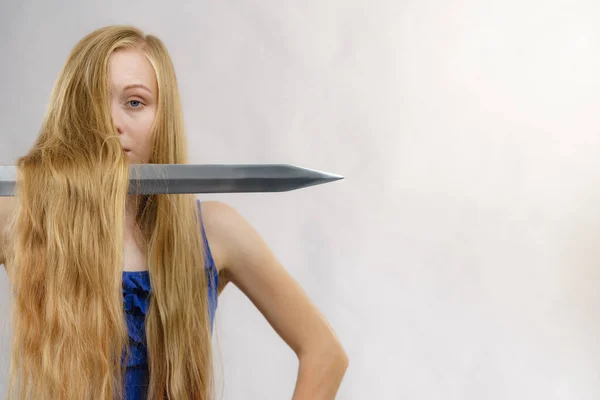 Saç Kesimi Saç Bakım Konsepti Uzun Sarı Saçlı Kılıç Tutan — Stok fotoğraf