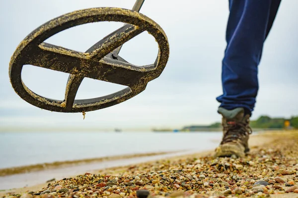 Mann Sucht Sandstrand Des Meeres Mit Elektronischem Metalldetektor Nach Schatz — Stockfoto