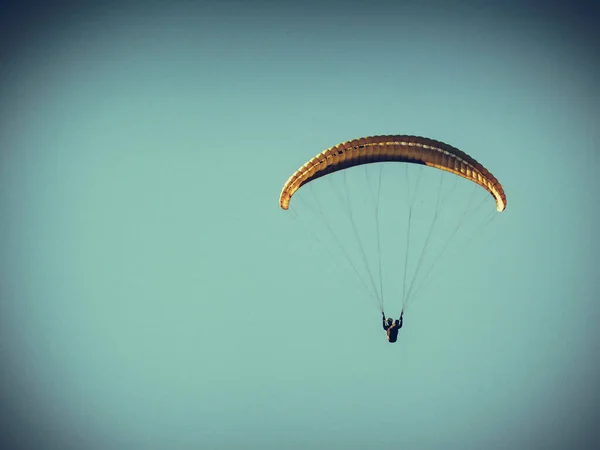 Paragliding Olağanüstü Bir Spor Mavi Gökyüzünde Uçan Paraglider Silueti — Stok fotoğraf