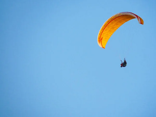 Paragliding Olağanüstü Bir Spor Mavi Gökyüzünde Uçan Paraglider Silueti — Stok fotoğraf