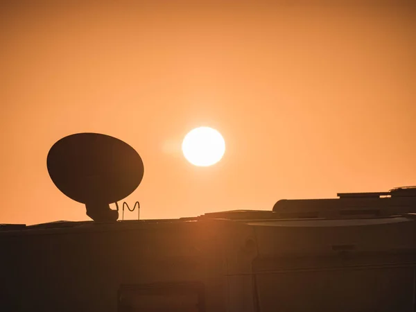 开车回家的旅行假期 露营车屋顶上的卫星天线 电视连接 太阳升起了 — 图库照片
