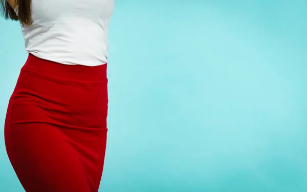 Mujer Irreconocible Con Cuerpo Curvilíneo Con Traje Moda Falda Roja —  Fotos de Stock