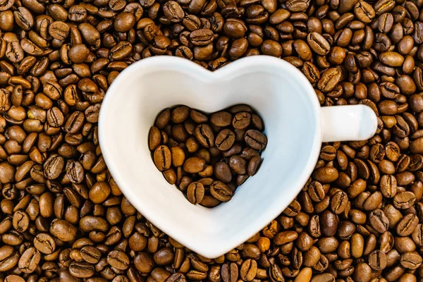 Ora Del Caffè Tazza Bianca Forma Cuore Sfondo Chicchi Caffè — Foto Stock