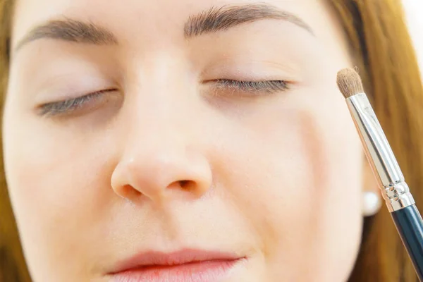 Pintura Facial Maquillaje Artista Aplicando Sombras Ojo Modelo Procedimientos Cosméticos — Foto de Stock