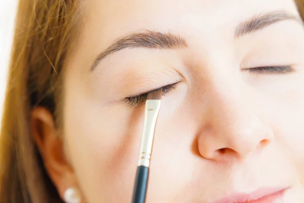 Ansiktsmålning Närbild Makeupartist Som Applicerar Svart Eyeliner Modellögat Med Hjälp — Stockfoto